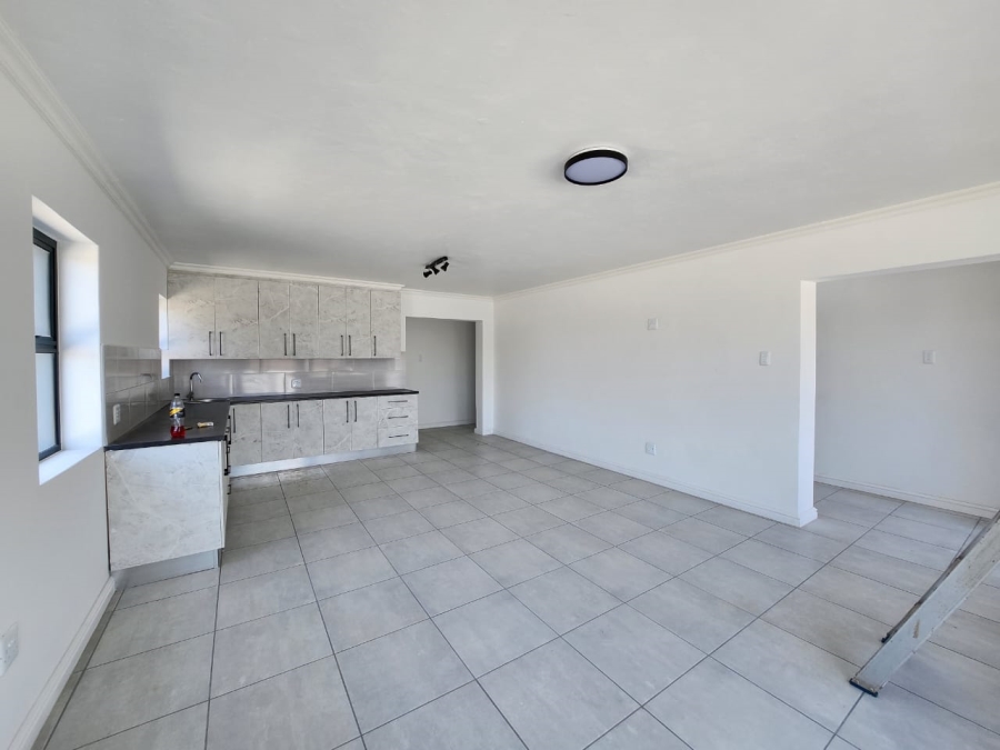 To Let 5 Bedroom Property for Rent in Wavecrest Eastern Cape